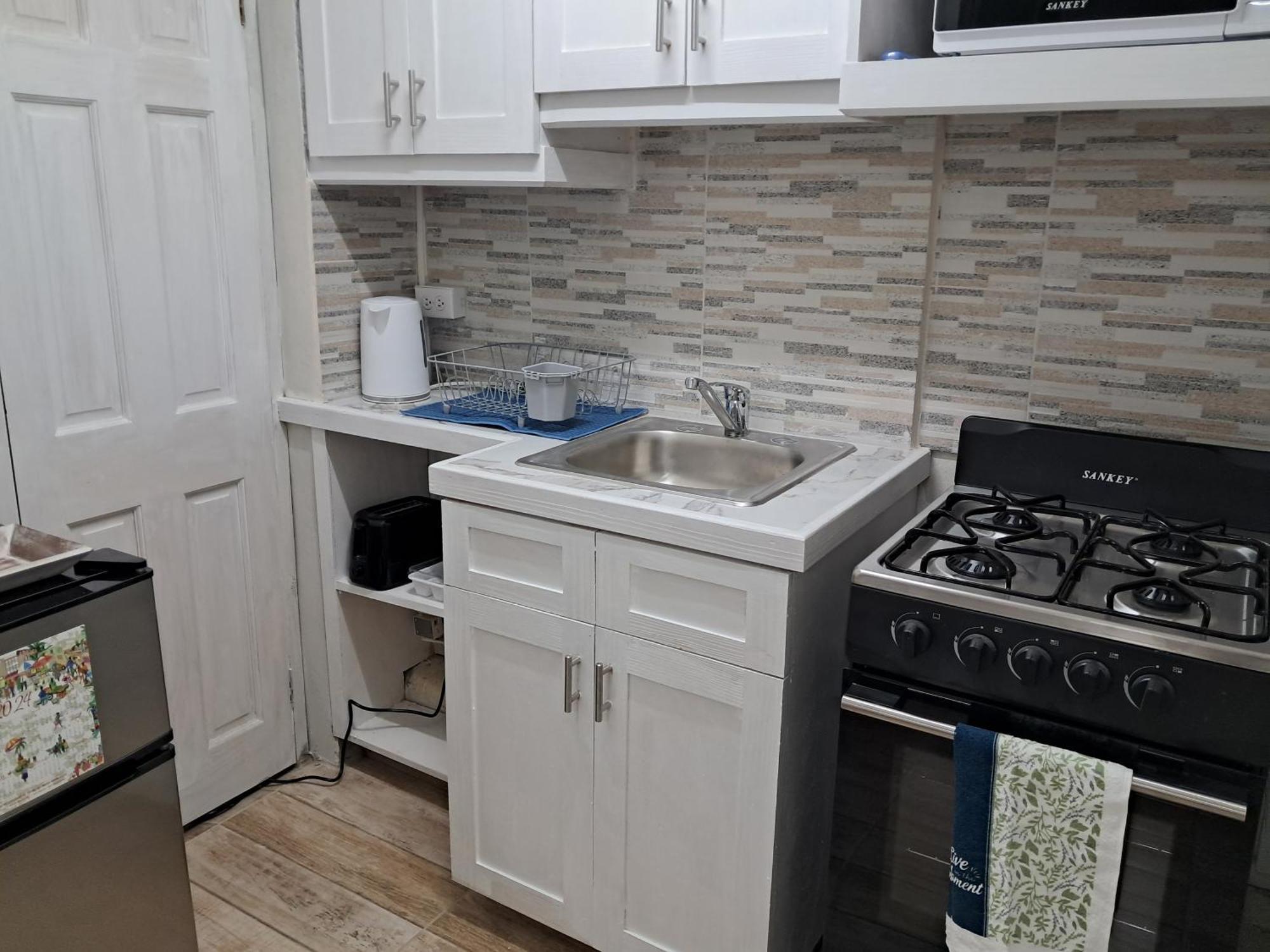 Michand Guest Apartment: Cozy Airport-Adjacent Stay Christ Church Exterior photo