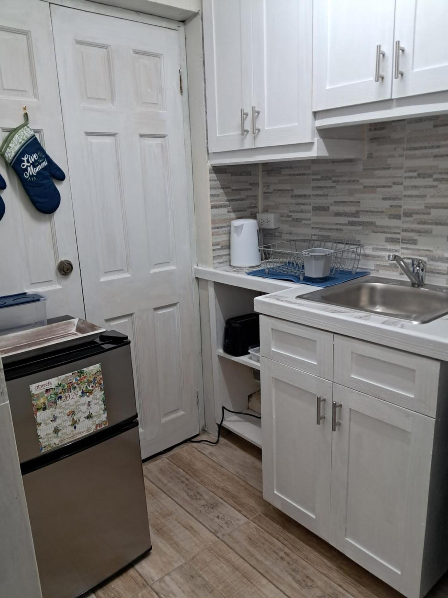 Michand Guest Apartment: Cozy Airport-Adjacent Stay Christ Church Exterior photo