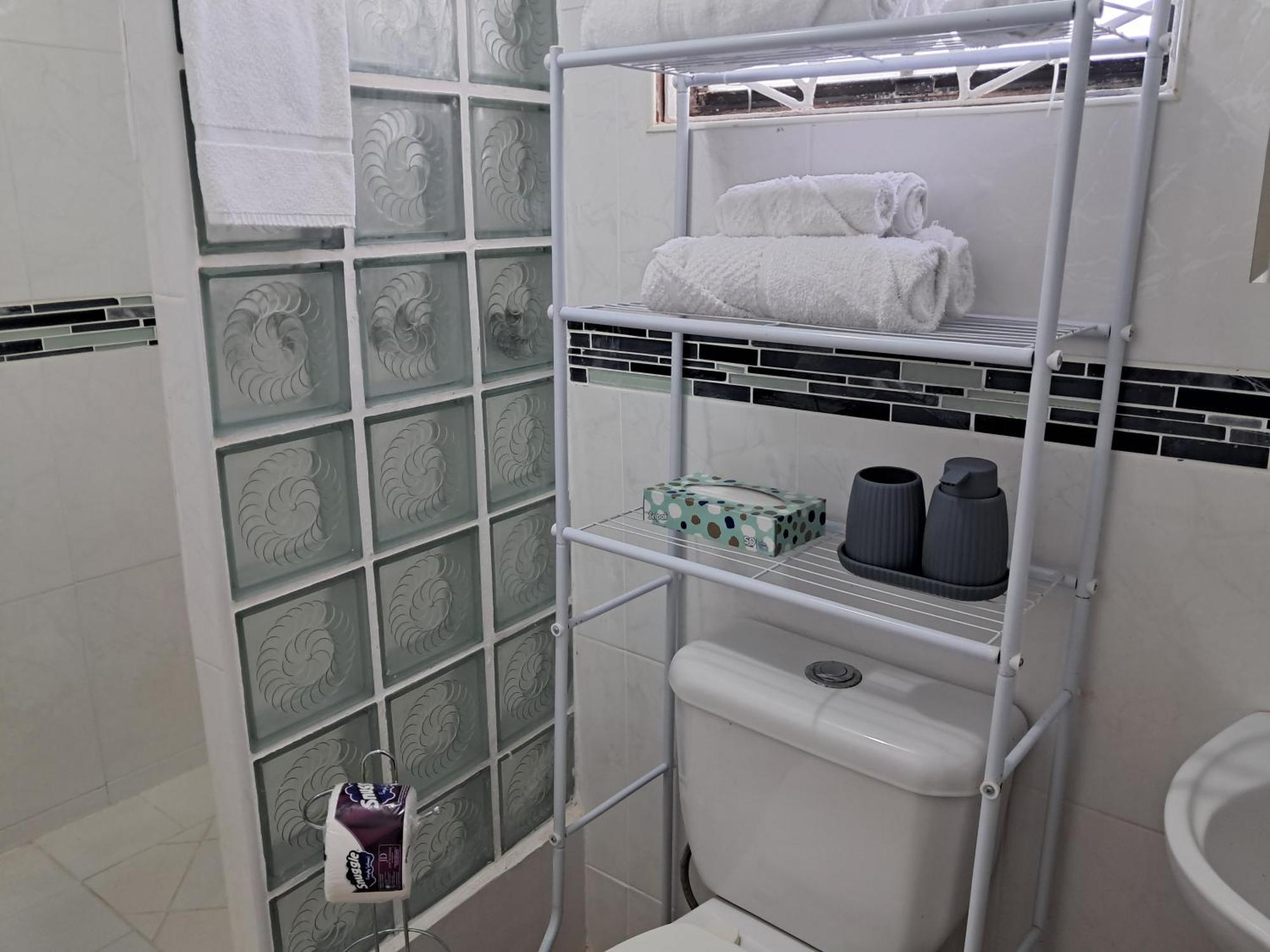 Michand Guest Apartment: Cozy Airport-Adjacent Stay Christ Church Exterior photo